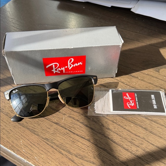 Ray-Ban Clubmaster Sunglasses Polished Black on Gold Frames with Green Lenses